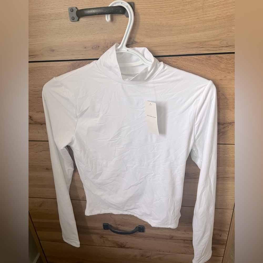 Abercrombie & Fitch Soft Matte Seamless Long-Sleeve Cropped Mockbeck Top